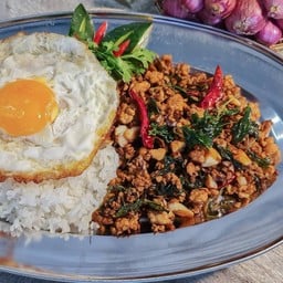 กะเพราหมูสับ + ไข่ดาว (พร้อมข้าว)