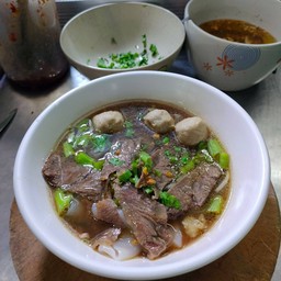 ก๋วยเตี๋ยวเนื้อเปื่อย น้ำตก-น้ำใส