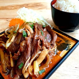 ข้าวหน้าเนื้อโคขุนผัดซอสญี่ปุ่น