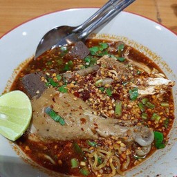 เกาเหลาไก่รวมพิเศษต้มยำ