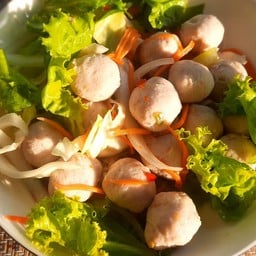ยำลูกชิ้น ครัวท้ายซอย