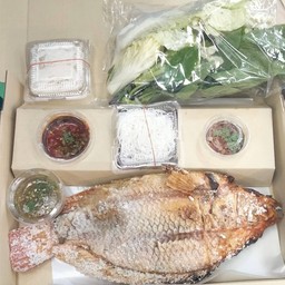 เมี่ยงปลาทับทิมเผาเสิร์ฟด้วยผักสดเส้นหมี่ขนมจีนพร้อมด้วยน้ำจิ้มรสเด็ด+ แถมฟรีโค้กกระป๋อง