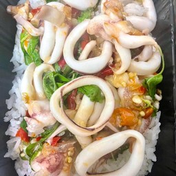ข้าวกะเพราปลาหมึก