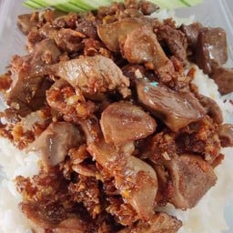 ข้าวหมูกระเทียม + ฟรีรรรไข่ดาว