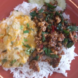 กระเพราไข่เยี่ยวม้า