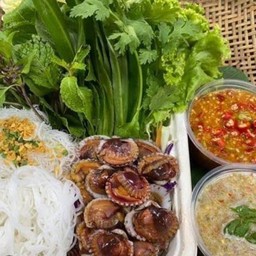 เมี่ยงหอยแคลงลวก เสริมด้วยเส้นหมี่ขนมจีนผักสดน้ำจิ้มรสเด็ด