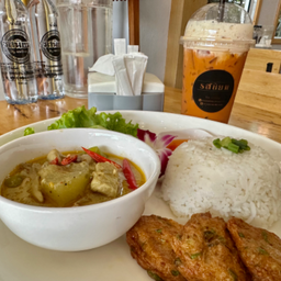 ข้าวแกงเขียวหวานไก่+ทอดมันปลาอินทรีย์+ชาเย็น