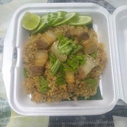 ข้าวผัดต้มยำ หมูกรอบ