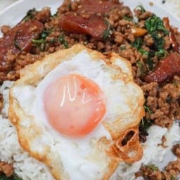 ข้าวกระเพรากุนเชียงหมูสับ(ฟรีไข่ดาว)