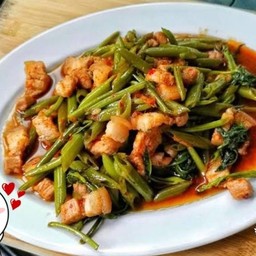 ผัดพริกแกงผักบุ้งสามชั้น