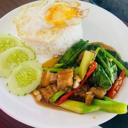 คะน้าหมูกรอบ