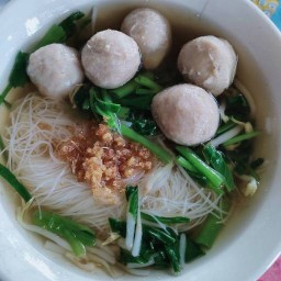 ก๋วยเตี๋ยวจัมโบ้หาดใหญ่ ฮาลาล เครื่องดื่ม ซูชิ by รินริน คิทเช่น