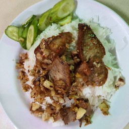ข้าวหมูกรอบทอดกระเทียม
