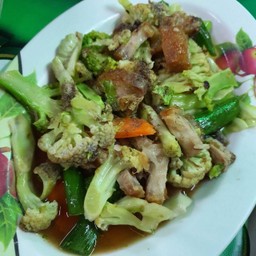 ผัดผักรวมหมูกรอบ