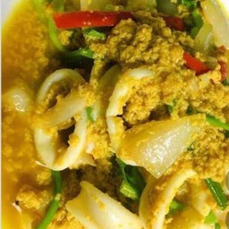 ผัดทะเลหรือรวมมิตรผงกะหรี่ราดข้าว