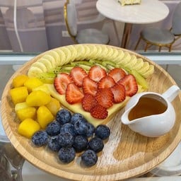 เครปแป้งนุ่มหน้าผลไม้สดรวม ราดซอสน้ำผึ้ง(ไม่มีวิปครีม)