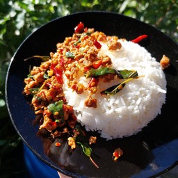 กะเพราหมูสับพริกแห้งรสจัด