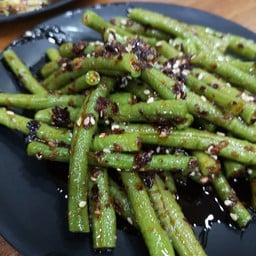 ยำถั่วฝักยาว
ไม่ได้กรอบเหมือนถั่วแขก แต่ถ้าใครไม่เกี่ยวผัก สั่งได้เลย