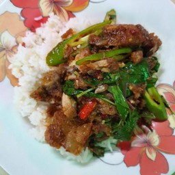 พริกแกงหมูกรอบราดข้าว