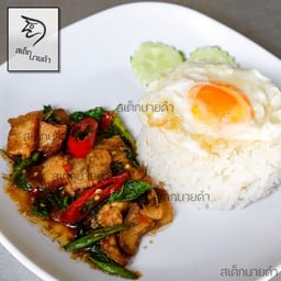 ผัดกระเพราราดข้าว