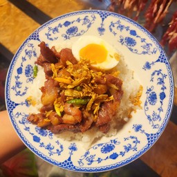 ข้าวหมูแดดเดียวทรงเครื่องไข่ยางมะตูม