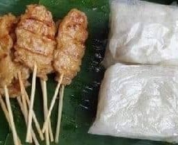 หมูปิ้งนมสด 12 ไม้ ข้าวเหนียว 4 ห่อ