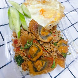 ข้าวกระเพราไข่เยี่ยวม้า