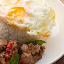 ข้าวกระเพราหมูสับไข่ดาว
