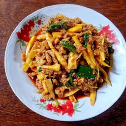 ผัดพริกแกงหมูสับหน่อไม้ราดข้าว