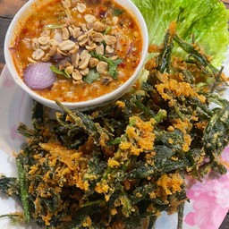 ยำผักบุ้งกรอบ