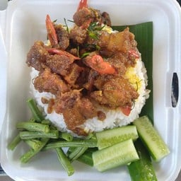 คั่วกลิ้ง หมูกรอบ (ราดข้าว)