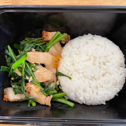 ข้าวราดผัดผักบุ้งหมูกรอบ