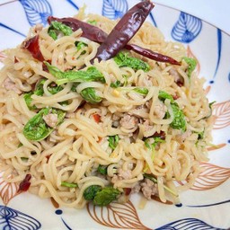 กะเพรามาม่าพริกแห้ง