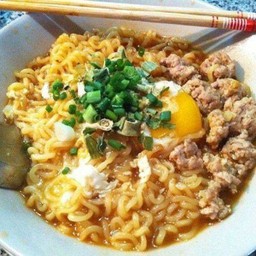 ต้มมาม่าหมูสับใส่ไข่