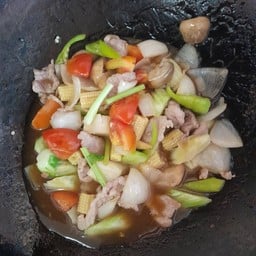 ผัดเปรี้ยวหวานหมูเป็นกับข้าว