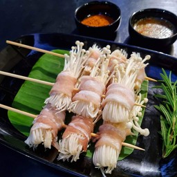 สามชั้นพันเห็ดเข็มทอง