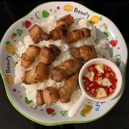 ข้าวหมูสามชั้นทอดน้ำปลาบ้านๆ (น้ำปลาพริกแซ่บ)