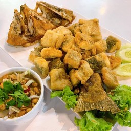 ปลากระพงทอด +ยำมะม่วงแซ่บ