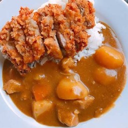 ข้าวหน้าแกงกระหรี่ไก่ทอด