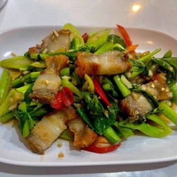 ผัดคะน้าหมูกรอบ