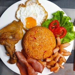 ข้าวผัดอเมริกัน ไข่ดาว+ไส้กรอก+แฮม เพิ่มไก่ด้านใน