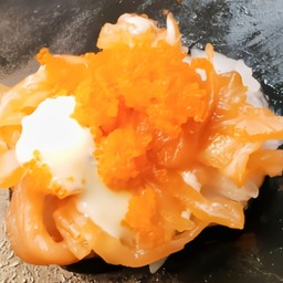 ซูชิหน้าสลัดแซลมอน