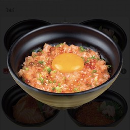 ข้าวหน้าปลาแซลมอนสับ