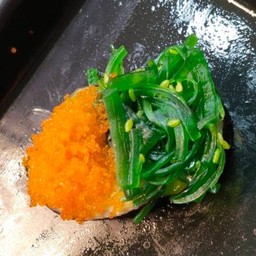 ซูชิหน้ายำสาหร่ายไข่กุ้ง