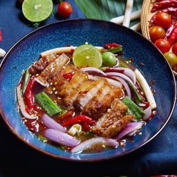 ยำหมูสามชั้นทอดน้ำปลา