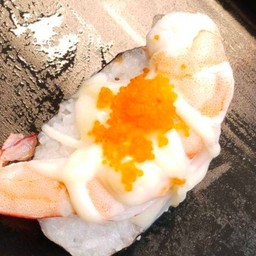 ซูชิหน้ากุ้งไข่นำ้สลัด