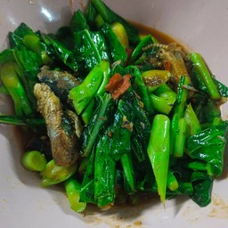 ผัดคะน้าปลากระป๋อง(ราดข้าว)