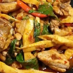 ผัดพริกแกงหน่อไม้ต้มใส่ไก่ราดข้าว