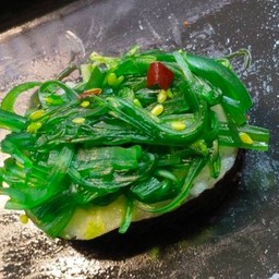 ซูชิหน้ายำสาหร่าย