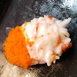 ซูชิหน้าสลัดปูอัดไข่กุ้ง